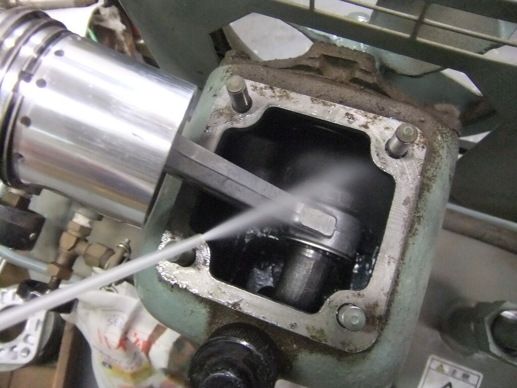 圧縮機のオイルを排出して圧縮機内部をパーツクリーナーで洗浄します