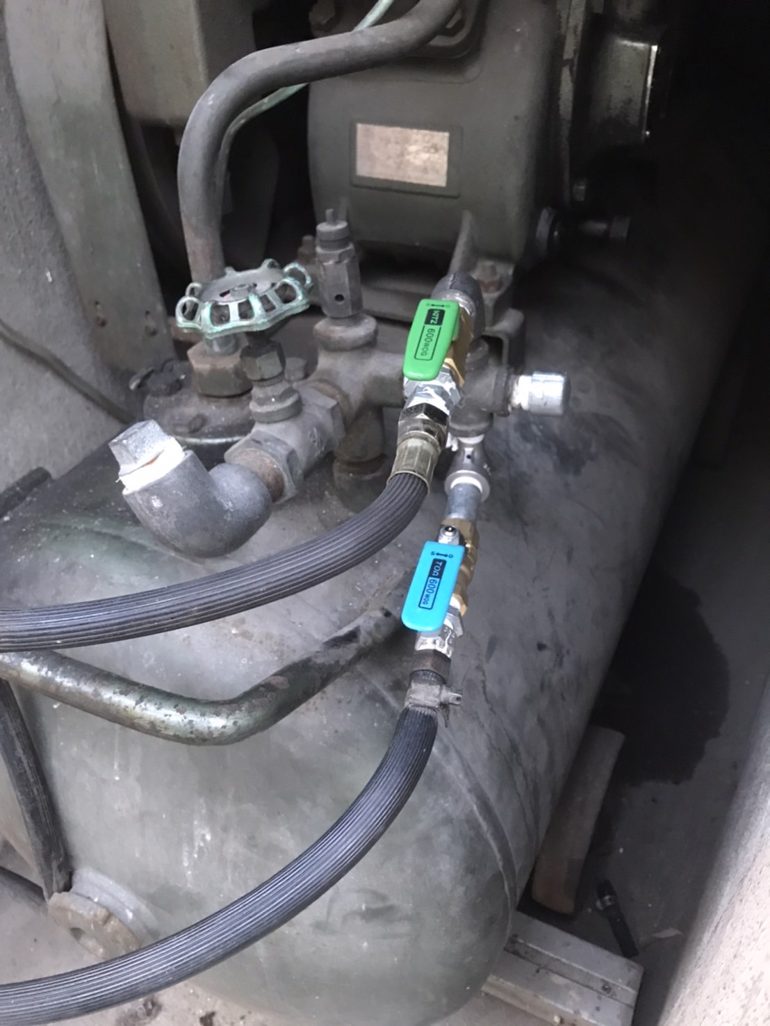 エアコンプレッサー　バルブの改修